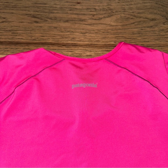 Women’s XS Patagonia Pink Short Sleeve Common Threads Baselayer TShirt - Picture 7 of 7
